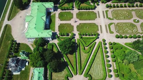Wunderbarer grüner ParkDie Aussicht von der Drohne Kreative Wunderschön gepflanzte Bäume mit schmalen Wegen für