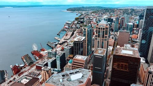 Bela orla marítima de Seattle, Washington, EUA, com edifícios modernos e diversos.