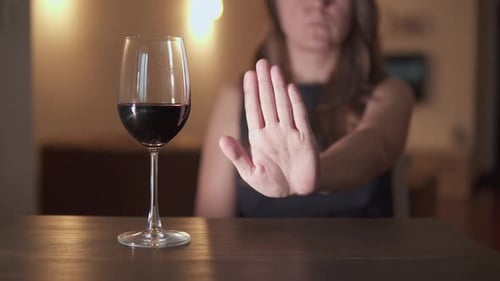 Une inconnue refuse le vin. Style de vie sobre