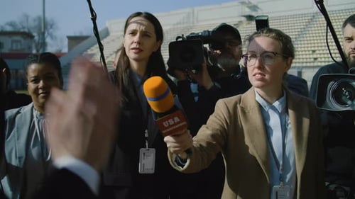 Entrevista a un inversor privado en la conferencia de prensa en el estadio