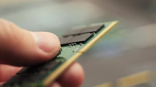 Halten Sie das DDR5-RAM-Modul vom Computer entfernt
