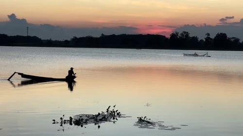 Fischer suchen Fische im See