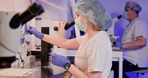 Embriólogos que realizan fecundación artificial en laboratorio
