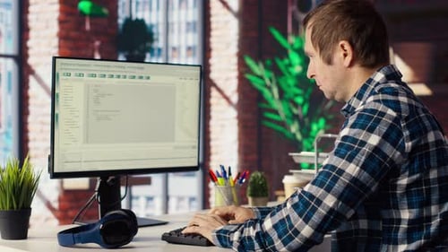 Softwareentwickler bei Computer Coding & Creating Software