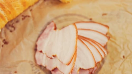 Effet ondulé du pastrami de porc tranché accompagné d'une baguette française