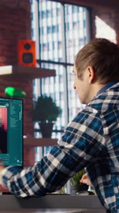 Homem no espaço de trabalho de um apartamento usando software de IA transformando mensagens de texto em fotos