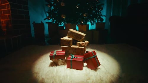 Cadeaux de Noël et spot illuminé par un arbre