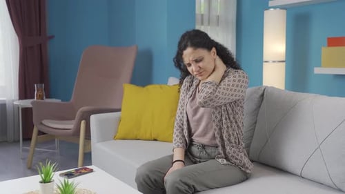 Junge Frau mit Nackenschmerzen.