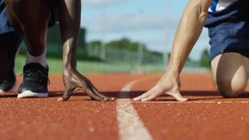 Niedriger Blickwinkel, 2 nicht wiederzuerkennende Athleten an der Laufstrecke