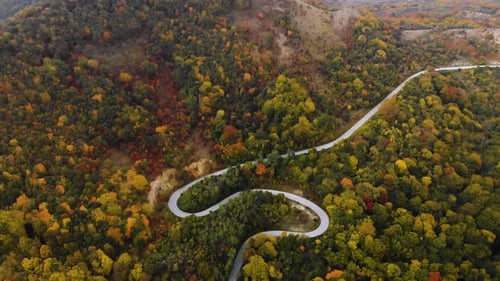 Vidéo aérienne d'une route de montagne sinueuse à l'automne-12.10.2018, Sliven, Bulgarie