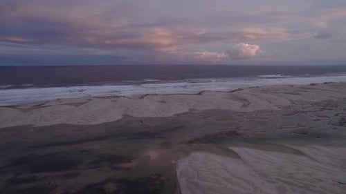 Atemberaubende Luftaufnahme der Stockton Sand Dunes und des nahe gelegenen Strandes