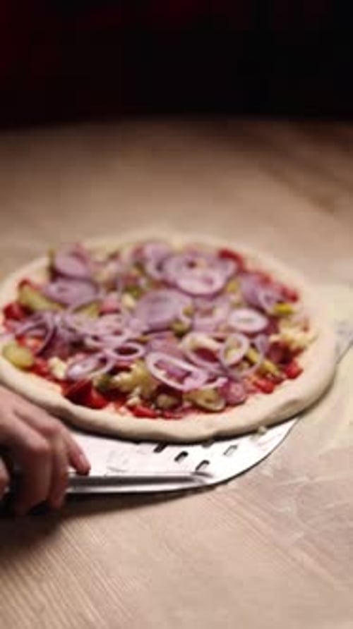 Pizzaiola kocht leckere Pizza mit Wurst