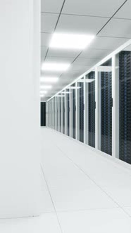 Vertikale Animation des Serverraums im Rechenzentrum