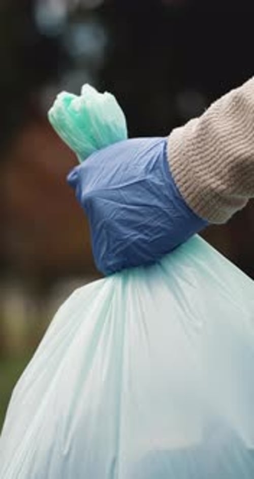 Voluntario, manos y bolsa de basura al aire libre para Colleción de basura, proyecto de reciclaje