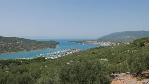 Blick auf die Küstenstadt mit Hafen, Insel Cres, Kroatien