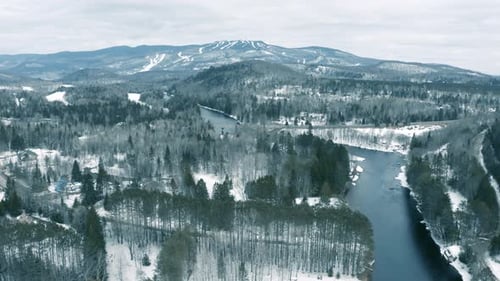Winter Landscape - Drone Flying Zoom In - 4K - Mountains - Mont Tremblant sequence 004/012