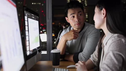 Teamwork macht den Traum wahr: Zwei unterschiedliche Geschäftspartner und Kollegen engagieren sich aktiv für produktiv