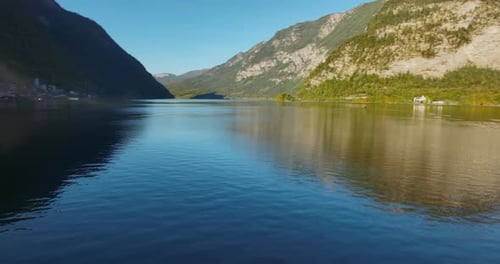 Vue imprenable par drone de Hallstatt, en Haute-Autriche, en Europe. Les reflets des montagnes sont visibles sur les vagues du lac