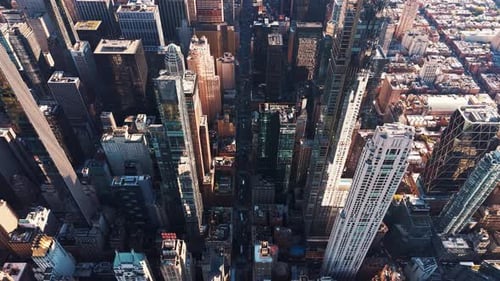 El horizonte del centro de Manhattan y el edificio de la ONU en la Hora Dorada