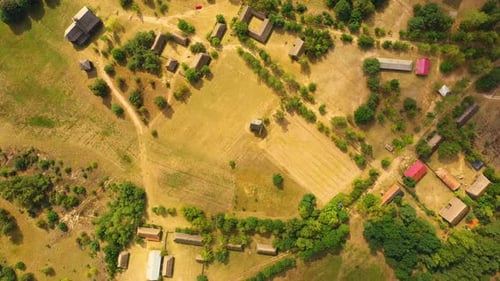 Denkmalpark für Holzarchitektur in Maurzyce, antikes Gebäude im Freilichtmuseum. Aerial Lowicz, Polen