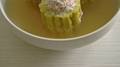 Bol à soupe de courge amère farcie avec porc haché assaisonné et vermicelles