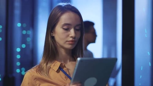 Una mujer experta en tecnología muestra sus habilidades con las tabletas en varios entornos