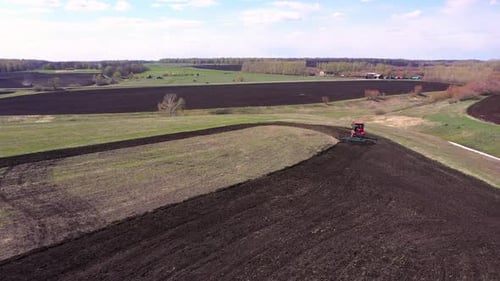 Roter Traktor arbeitet auf dem Feld