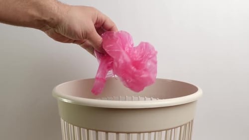 E41 1Der Plastikverpackungsbeutel wird in den Mülleimer geworfen. Entsorgung von Hausmüll.
