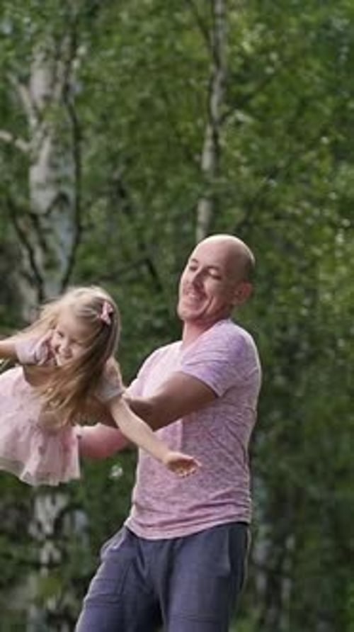 Kind: Mädchen mit Vater im Park, Papa dreht sie