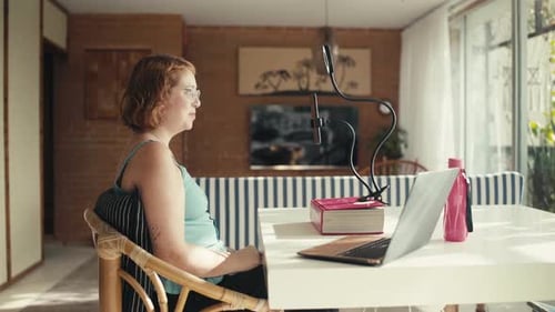 Eine junge Frau, die mit ihrem Smartphone Online-Videoinhalte aufnimmt