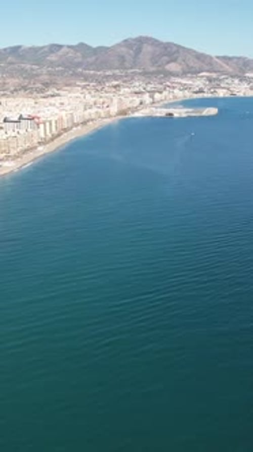 Fuengirola, España: paisaje urbano costero y playa desde arriba, Costa del Sol
