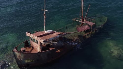 Luftaufnahme des versunkenen Schiffswracks und des Fischerbootes, Montenegro.