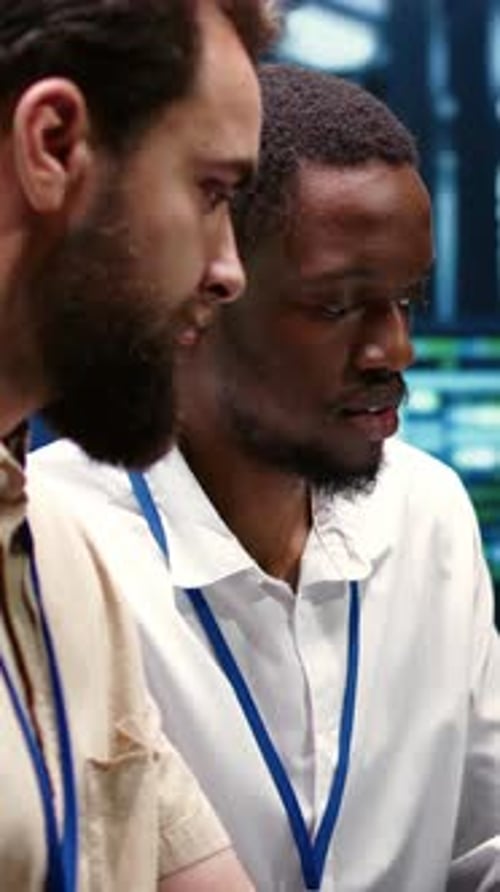 Equipo de Vídeo Vertical realizando pruebas de componentes de centros de datos