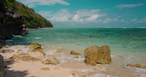 Hermosa costa tropical de Green Bowl Beach Bali con un océano azul cristalino y olas en la naturaleza