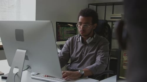 Un homme biracial développe des logiciels sur son lieu de travail