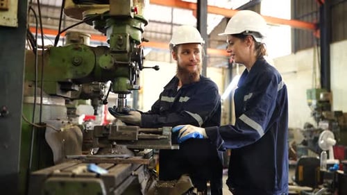 Fabrikarbeiter richtet CNC-Drehmaschine ein