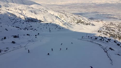 Zumbido aéreo del centro de esquí de Ergan Mountain