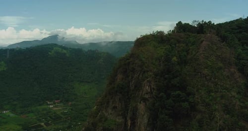 Drohnenaufnahme einer nebligen Klippe mit tiefem Tal und atmosphärischer Landschaft