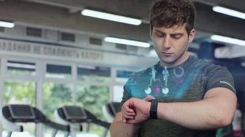 Deportista activo en el gimnasio: compruebe el indicador de salud y la frecuencia cardíaca en un reloj inteligente: tecnología futura