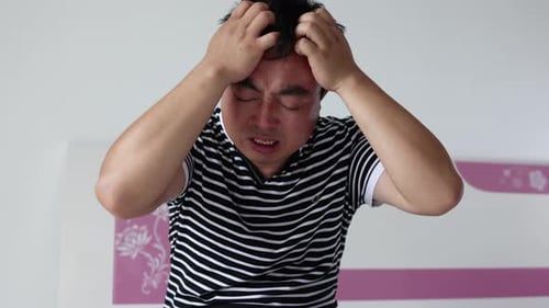 Homme d'âge moyen souffrant de vertiges et de troubles mentaux dus au stress