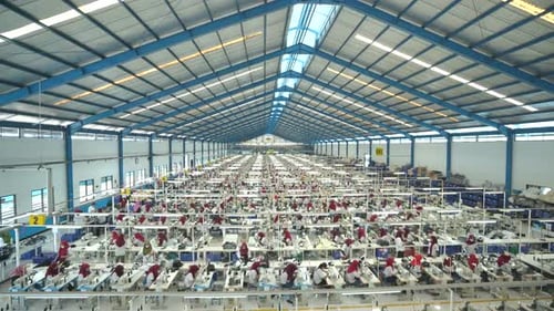 Große Nähmaschinenfabrik, überfüllter Mitarbeiter