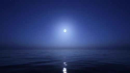 Agua nocturna iluminada por una luna llena que se refleja en las tranquilas olas del océano