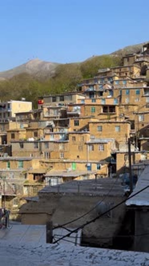 Vila construída em uma encosta íngreme, vista da montanha, arquitetura tradicional de casa de tijolos construída