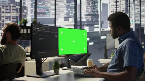 Nahaufnahme eines Mockup-PCs, der von IT-Experten zur Überwachung von Unternehmenssystemen verwendet wird
