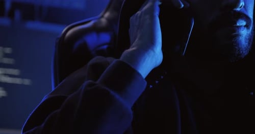 Мужчина-хакер использует компьютер для взлома данных с целью получения выкупа от жертв.