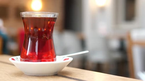Traditioneller türkischer Tee auf weißem Tisch