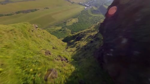 Un Drone FPV de proximité dévale une colline à Vik, en Islande.