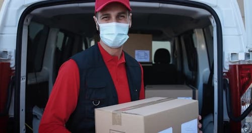 Zusteller in Maske mit Truck