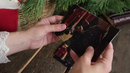 Fotos familiares impresas en Navidad de una persona mirando
