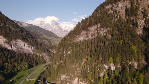imágenes de Zumbido aéreos que avanzan de derecha a izquierda con impresionantes vistas de las nevadas Wetterhorn y Schreckhor